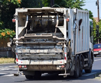 Customer documenting an issue with a delivered skip, with phone and notes